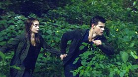 Lily Collins a Taylor Lautner ve filmu Bez dechu