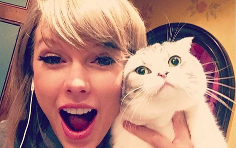Taylor Swift se svou kočičkou.