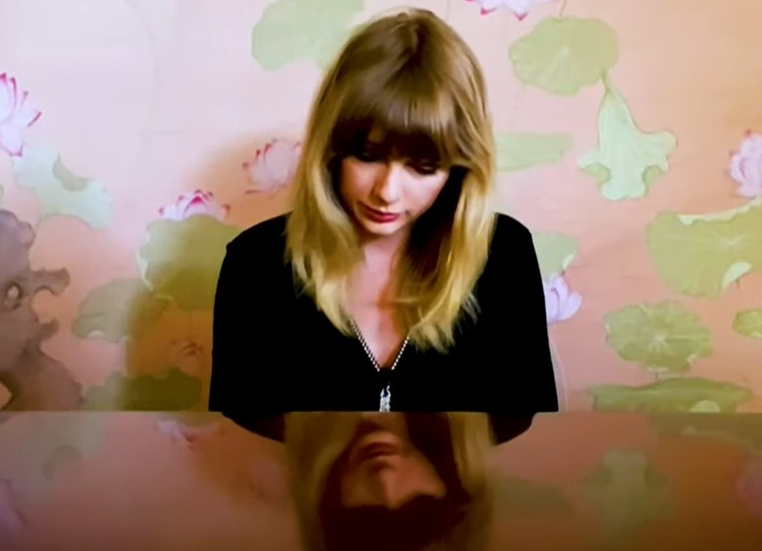 Taylor Swift při online koncertu v době koronaviru