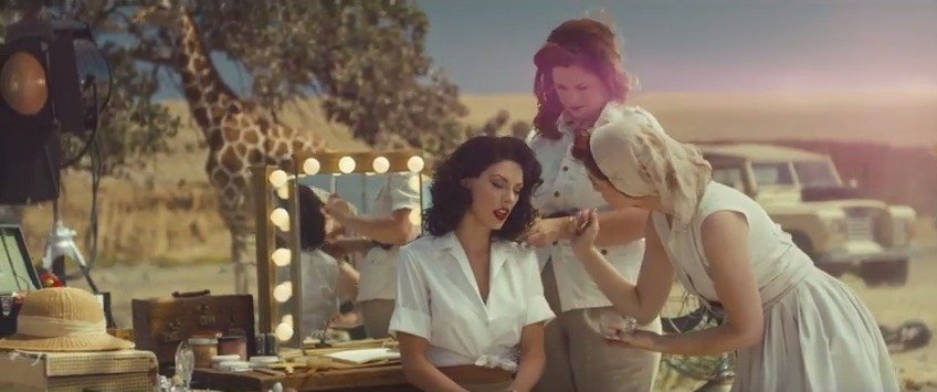 Mnozí vidí v novém videoklipu zpěvačky Taylor Swift rasismus. Klip k písni Wildest Dreams je zasazen do Afriky a zobrazuje bílé kolonialisty. Podle zpěvačky a režiséra videa je však ústředním tématem láska.