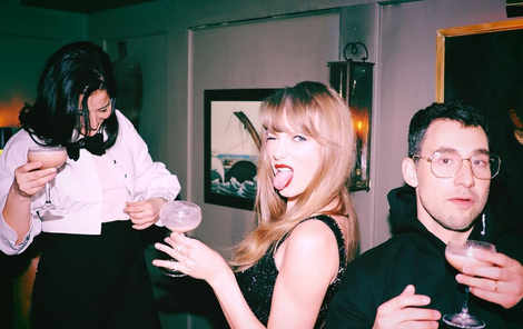 Taylor na fotografa vyplázla jazyk.