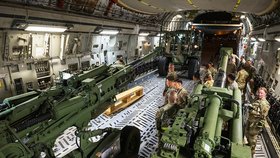 Americká námořní pěchota odesílá houfnice M777 na Ukrajinu (25. 4. 2022).
