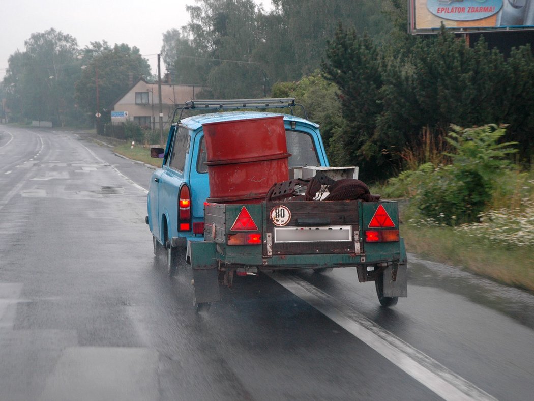 Také sedmimetrákový trabant může táhnout vozík, ale jen do hmotnosti 280 kg, což při prázdné hmotnosti přívěsu 130 kg nedává mnoho prostoru pro náklad…