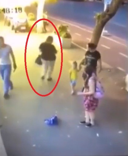 Brutální napadení na ulici: Žena (50) pořezala tříletého chlapce na obličeji!