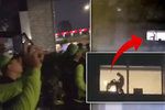 Lidé během náboženského festivalu natočili souložící pár v osvětleném hotelovém okně. Dav kolemjdoucích „fandil“ jako na fotbale.