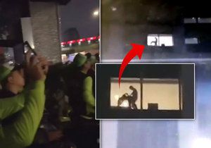 Lidé během náboženského festivalu natočili souložící pár v osvětleném hotelovém okně. Dav kolemjdoucích „fandil“ jako na fotbale.