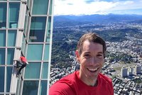 Šílenost! Horolezec v přímém přenosu zdolal mrakodrap: Hodinu a půl lezl bez jištění!