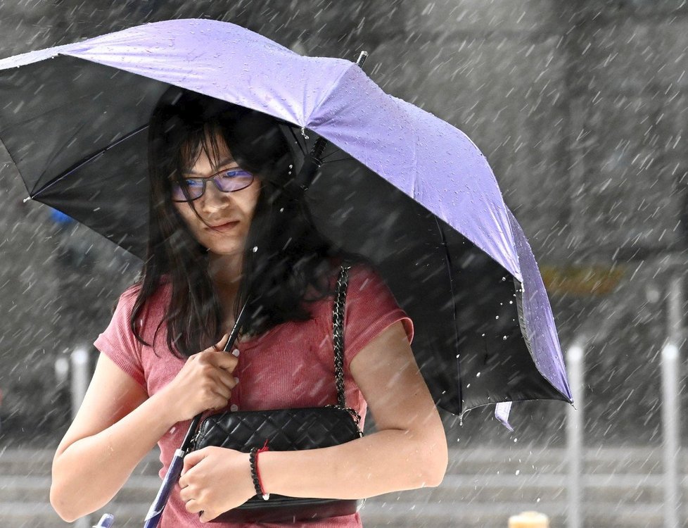 Tchaj wan se ocitl bez proudu. Silný vítr a déšť doprovází všudypřítomná hrozba ničivého působení přírody