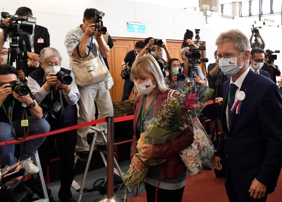 Předseda českého Senátu Miloš Vystrčil (vpravo) s manželkou přiletěli 30. srpna 2020 do Tchaj-peje na návštěvu Tchaj-wanu.