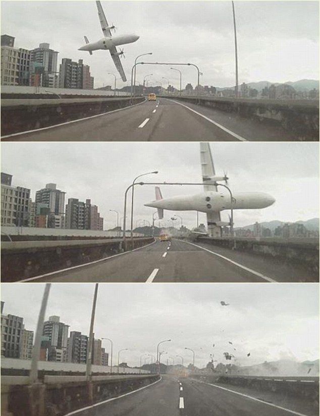 Letadlo krátce po startu zavadilo křídlem o most. Pak se zřítilo do řeky.
