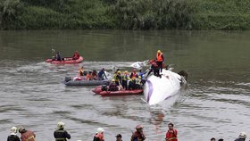 Záchranáři vytáhli z řeky přeživší i oběti havárie.