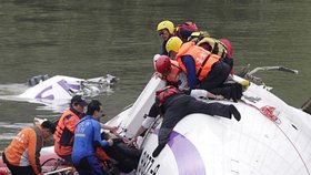 Záchranáři se snažili pomoci co nejvíce lidem.