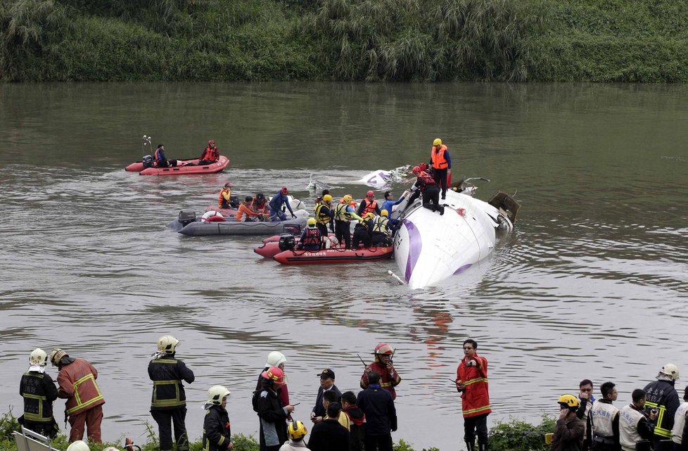 Záchranáři vytáhli z řeky přeživší i oběti havárie.