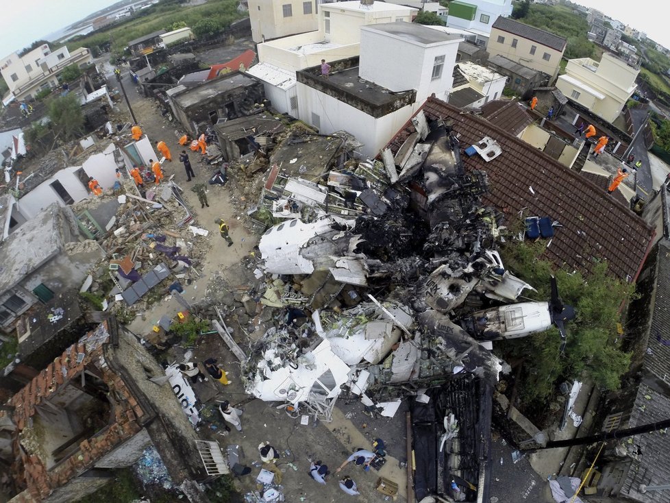 Tchaj-wnaské letadlo spadlo do osídlené oblasti.
