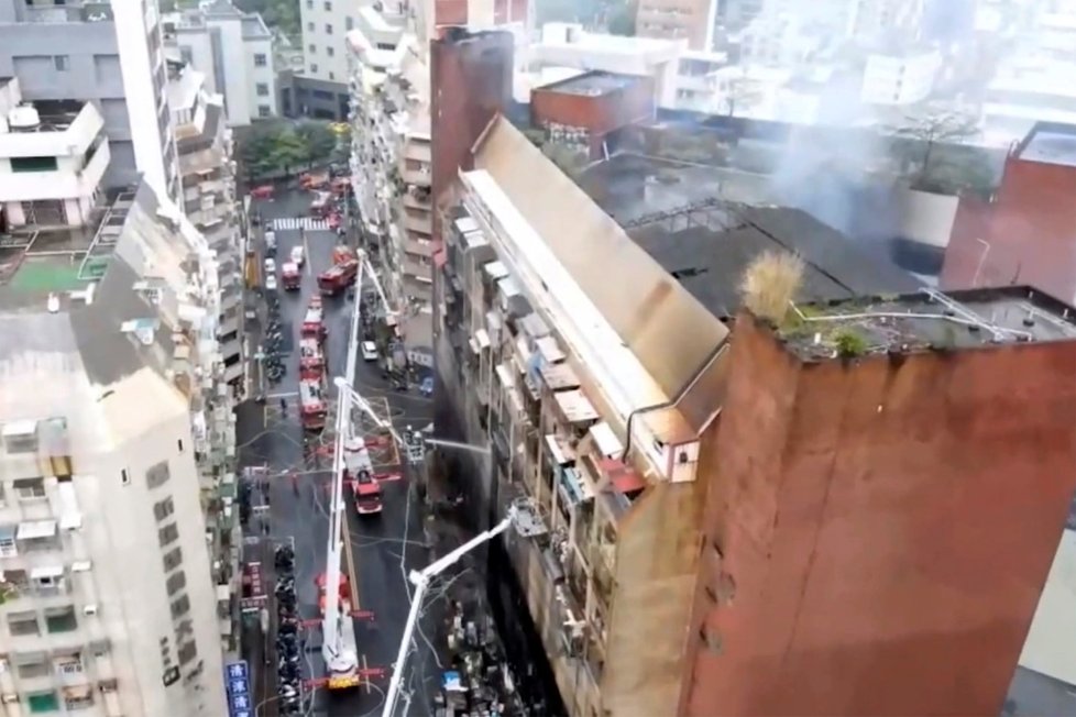 Požár výškového domu na Tchaj-wanu má spoustu obětí.