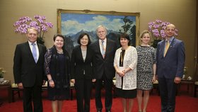 Delegace Evropského parlamentu podpořila novou tchajwanskou prezidentku (třetí zleva). Inauguraci přihlížela i česká europoslankyně Michaela Šojdrová (KDU-ČSL, třetí zprava).