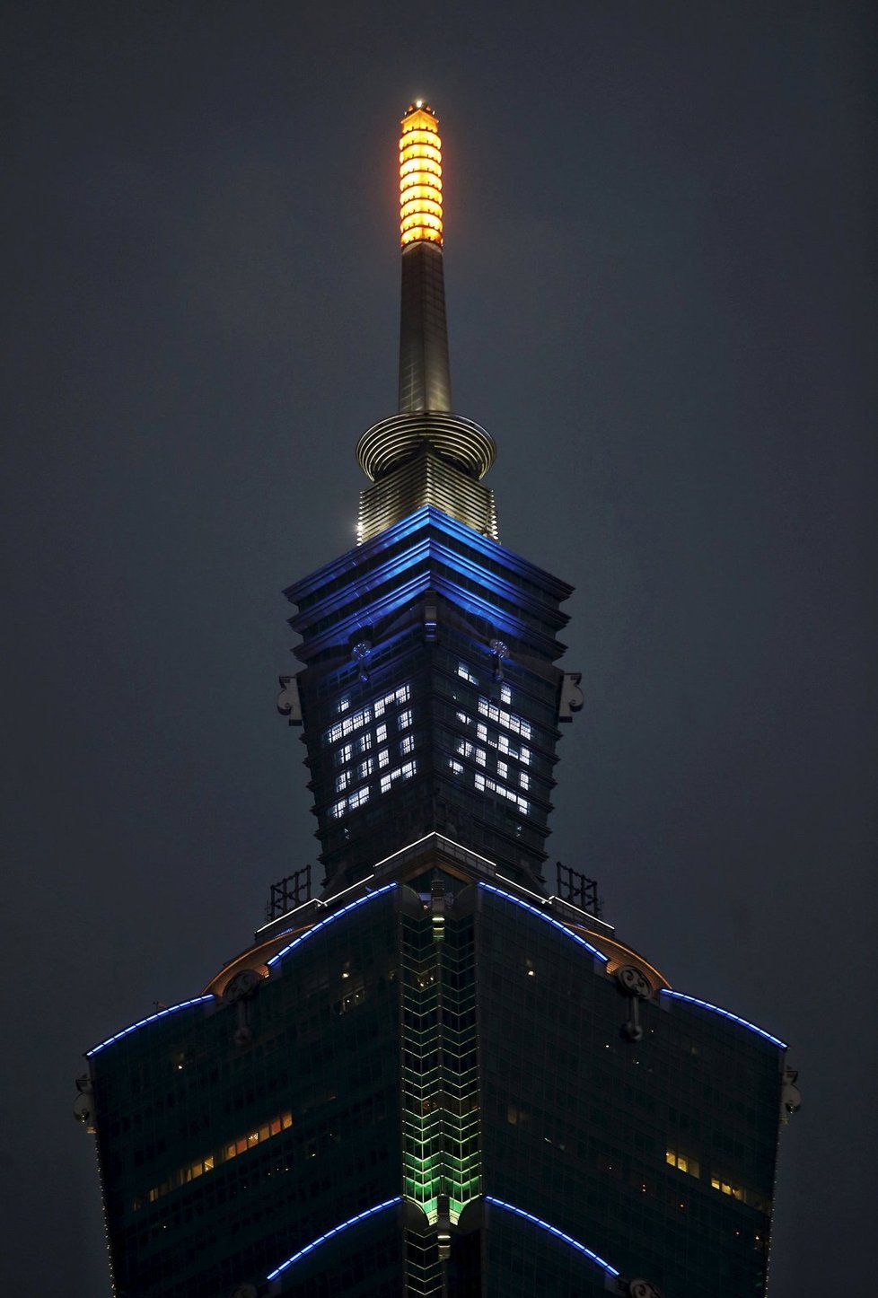 Nápis v čínštině znamenající „Bojujte dál!“ zdobí nejvyšší mrakodrap v Tchaj-peji.