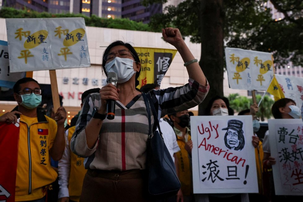 Protest proti návštěvě šéfky americké Sněmovny Nancy Pelosiové v Tchaj-peji (2. 8. 2022)
