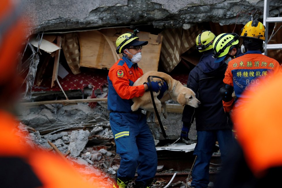 Zemětřesení na Tchaj-wanu má dosud čtyři mrtvé a 243 zraněných.