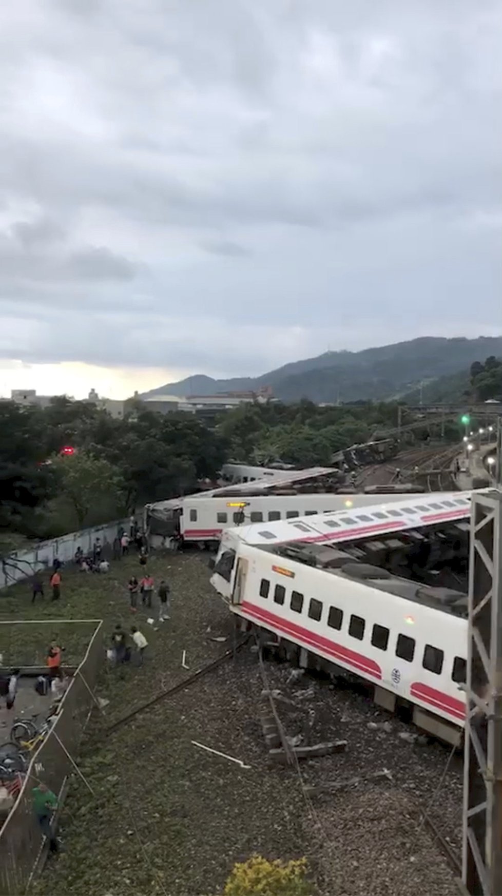 Nejméně 17 mrtvých si vyžádalo vykolejení vlaku na Tchaj-wanu.