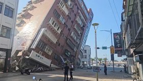 Ničivé zemětřesení na Tchaj-wanu! Mrtvých a zraněných přibývá, záchranáři prohledávají trosky