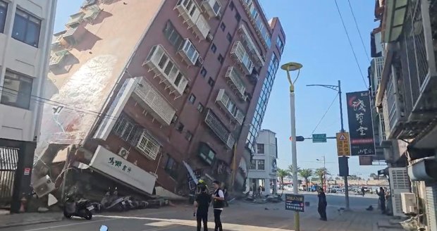 Ničivé zemětřesení na Tchaj-wanu! Mrtvých a zraněných přibývá, záchranáři prohledávají trosky