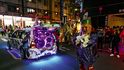 Diskobůh Santaizi (San-tchaj-c’) tančí u hlasité hudby z vytuněného auta
