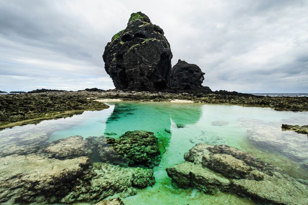 Tmavé útesy a ocelově šedá obloha vyvolávají vzpomínky na Island