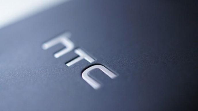 Tchaj-wanský výrobce mobilních telefonu HTC minulý týden získal od Googlu devět patentů a ihned se je rozhodl využít. Dnes díky nim rozšířil svou žalobu proti konkurenčnímu Applu, proti němuž už delší dobu bojuje tábor výrobců telefonů s operačním systémem Android. Podle analytiků je žaloba předehrou ke sporu mezi Googlem a Applem.