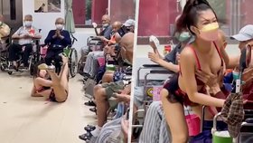 Striptérka v tchajwanském domově důchodců.