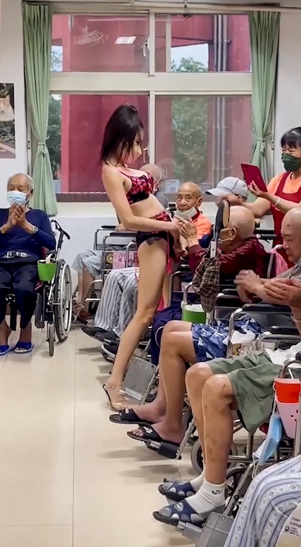 Striptérka v tchajwanském domově důchodců.