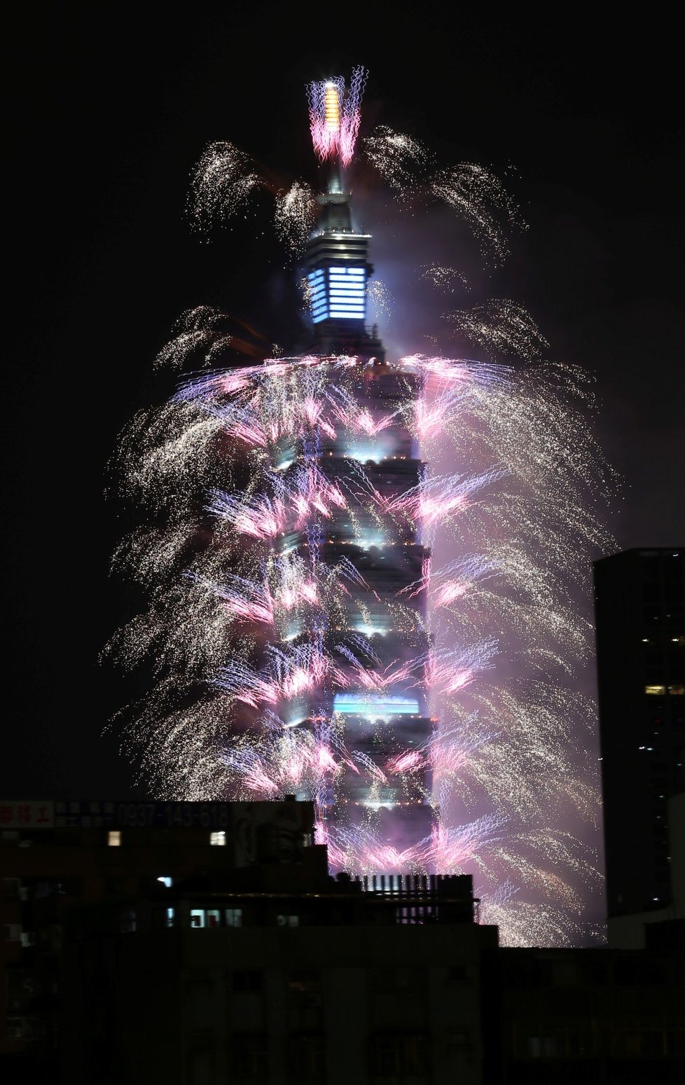 Tchaj-pej na Tchaj-wanu oslavila nový rok ohňostrojem z výškové budovy Tchaj-pej 101 (31. 12. 2020).