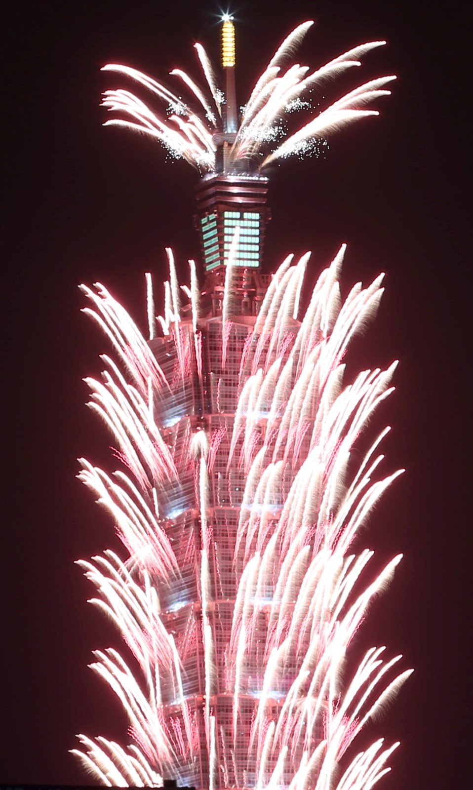 Tchaj-pej na Tchaj-wanu oslavila nový rok ohňostrojem z výškové budovy Tchaj-pej 101 (31. 12. 2020).