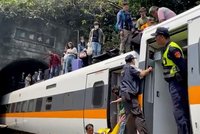 Strašlivá bilance vlakové nehody na Tchaj-wanu: Minimálně 41 mrtvých a přes 70 zraněných!
