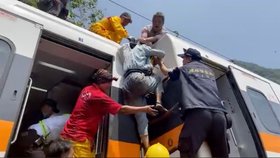 Na Tchaj-wanu vykolejil vlak v tunelu. Při nehodě několik desítek lidí zemřelo.