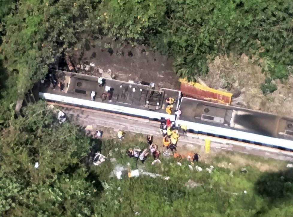 Na Tchaj-wanu vykolejil vlak v tunelu. Při nehodě několik desítek lidí zemřelo.
