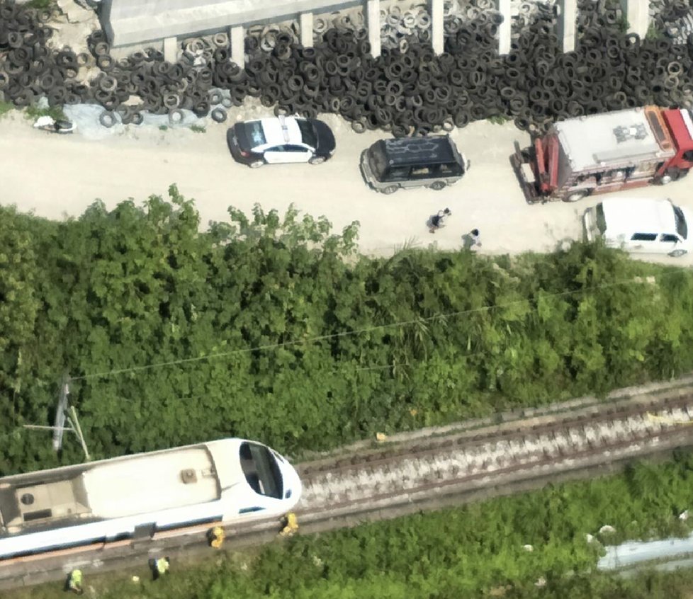 Na Tchaj-wanu vykolejil vlak v tunelu. Při nehodě několik desítek lidí zemřelo.