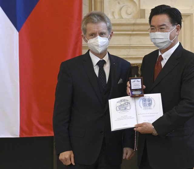 Předseda Senátu Miloš Vystrčil a Joseph Wu tchajwanský ministr zahraničních věcí.