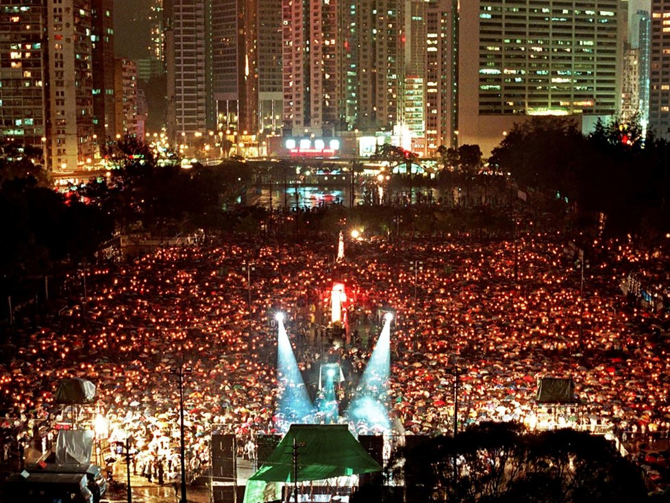 Vzpomínka na masakr na náměstí Nebeského klidu v Hongkongu, 1998.