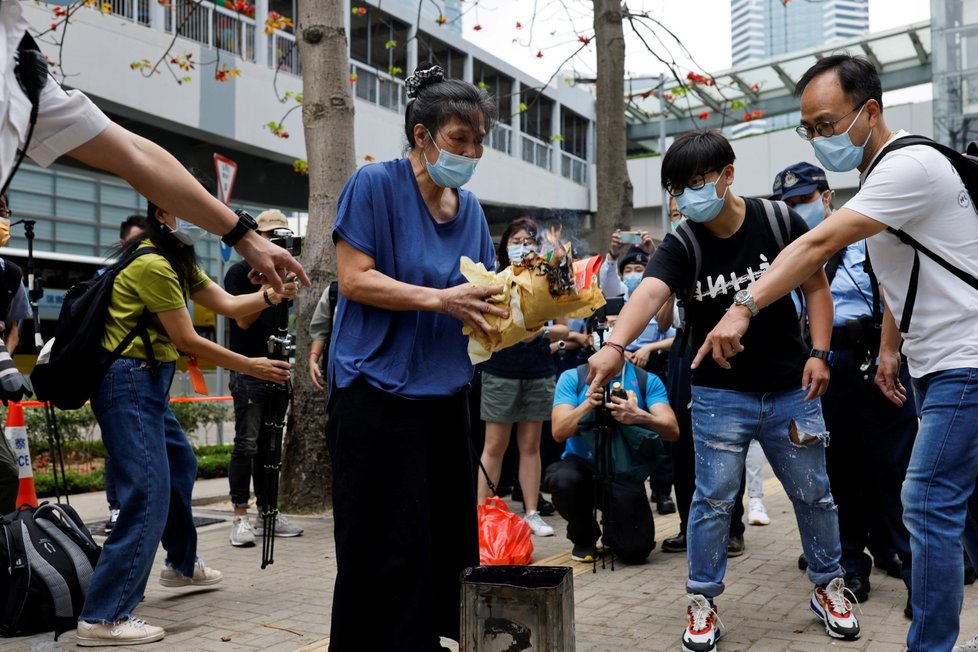 Duben 2021: hongkongští aktivisté v předstihu před výročím oplakávají oběti masakru z roku 1989.