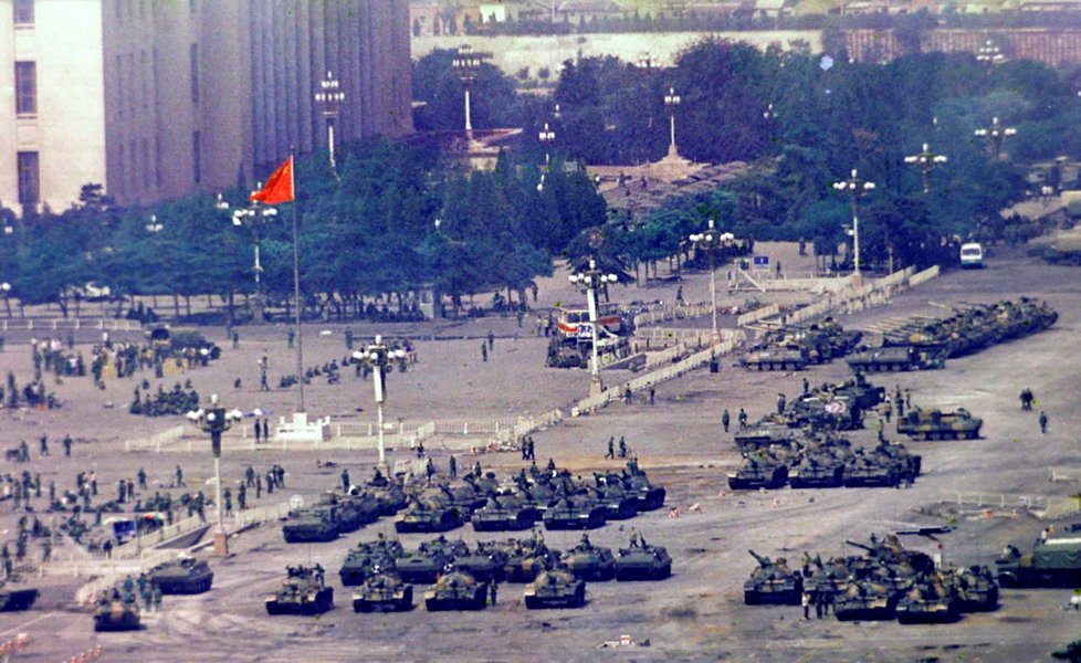 Den po masakru: tanky na náměstí Nebeského klidu 5. června 1989.
