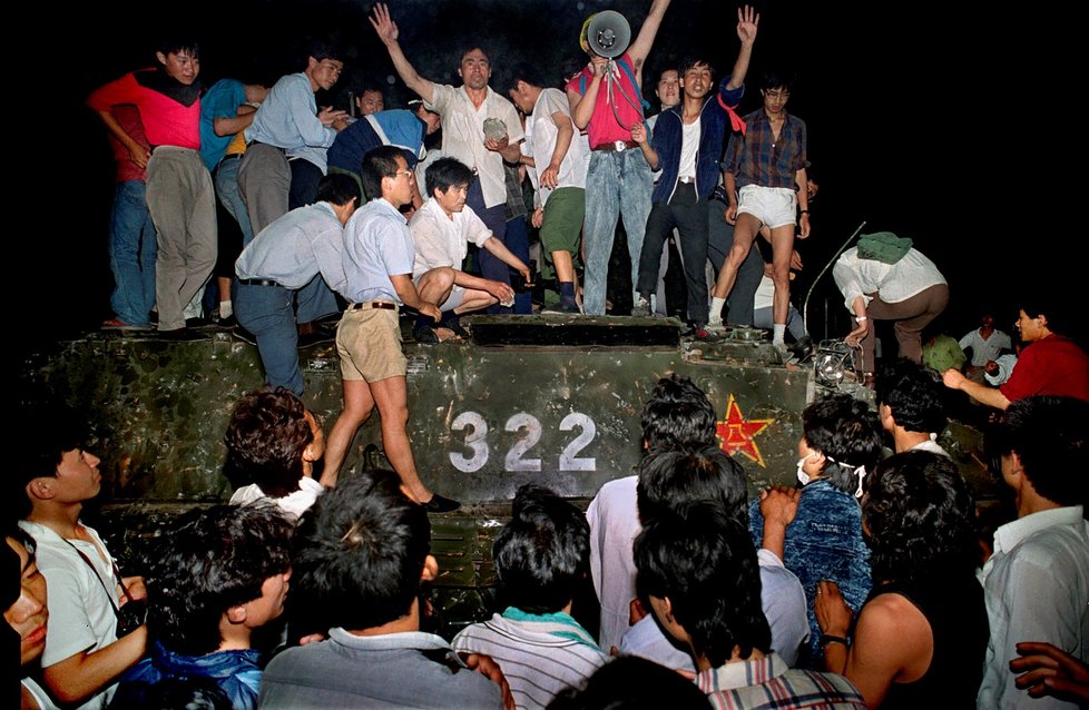 4. června 1989: Na studenty požadující demokracii přijela armáda.