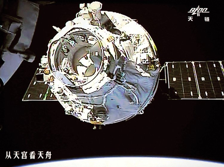 Kosmická loď se přibližuje ke stanici Tchien-kung-1