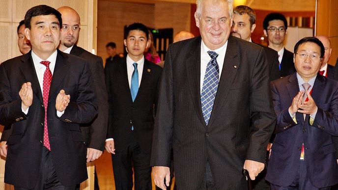 Tchien Kuo-li, šéf Bank of China, (vlevo) uvádí prezidenta Miloše Zemana na Čínsko-České podnikatelské fórum, které se konalo 26. října v Pekingu.