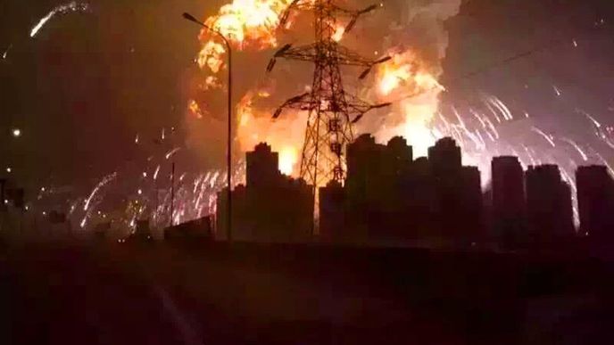 Čínským přístavním velkoměstem Tchien-ťin otřásl ve středu večer mohutný výbuch