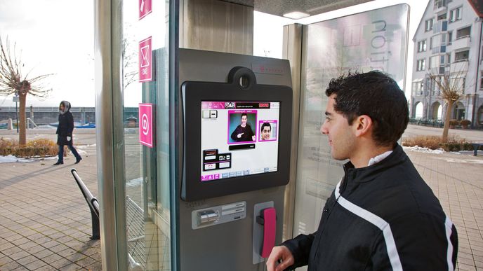 Telefonní budky, které nadou návštěvníci v centru města, umožňují videohovory a zobrazují i webové stránky..
