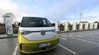 Dobíjecí stanice by v Česku zvládly obsloužit až dvojnásobek elektroaut. Problém je jejich rozmístění Dobíjecí stanice by v Česku zvládly obsloužit až dvojnásobek elektroaut. Problém je jejich rozmístění