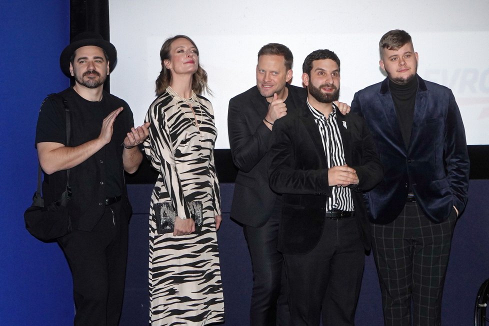Vojta Kotek, Anna Polívková, Jakub Prachař, Robin Ferro a Bořivoj Čermák na premiéře filmu Jedeme na teambuilding.