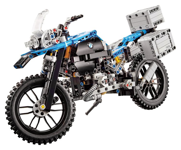Stavebnice motocyklu ze série Lego Technic. Vpravo jej vidíte ve společnosti skutečného stroje