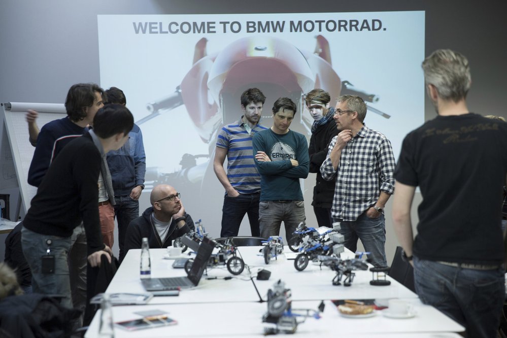 Technic Hover Ride: Od kostiček ke skutečné motorce?